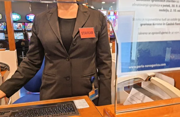 Obiskovalce  Perle je pri vhodu v igralnico v soboto zvečer pričakal 
tak prizor in prijazno pojasnilo, da je igralnica zaradi stavke 
zaprta.