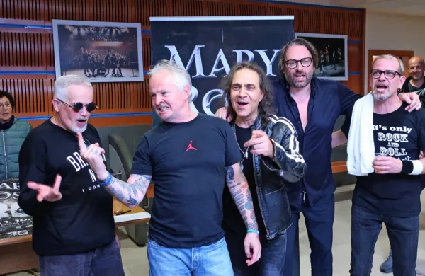 Prva postava benda Mary Rose je po koncertu zapela še v avli 
Kulturnega doma Postojna; z  leve: basist Jure Škodič, pevec Franci 
Tominšek, kitarist Eki Alilovski, klaviaturist Primož Ogrizek in 
bobnar Mitja Šabec. 