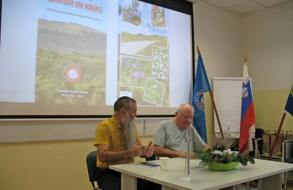 Urednik  Albin Žnidarčič (desno) v pogovoru z Davorinom 
Terčonom na predstavitvi vodnika. 