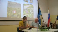 Urednik  Albin Žnidarčič (desno) v pogovoru z Davorinom 
Terčonom na predstavitvi vodnika. 