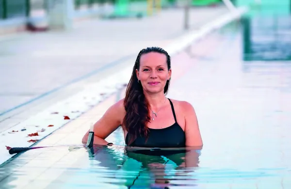 Alenka Artnik v bazenu v Žusterni med lanskoletnim obiskom v 
domačem Kopru.