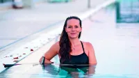 Alenka Artnik v bazenu v Žusterni med lanskoletnim obiskom v 
domačem Kopru.