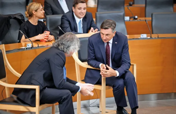 Sedanjemu predsedniku republike Borutu Pahorju očitajo, da se v 
pomembnih trenutkih ni oglašal.