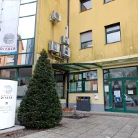 Aktualna županja Alenka Štrucl Dovgan z dvema izzivalcema