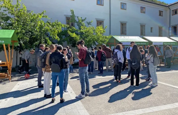 Univerza v Novi Gorici je včeraj v Študijskem  središču Vipava prvič 
pripravila orientacijski dan za bruce. 