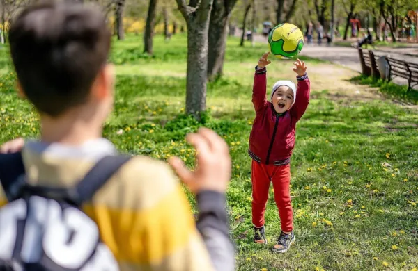 Podatki TOM telefona kažejo, da mladi najbolj hrepenijo po 
druženju  s sovrstniki. 