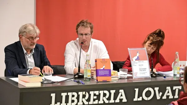 Dušan Jelinčič, Tadej Golob in Patrizia Raveggi na predstavitvi 
italijanskega prevoda romana Jezero. 