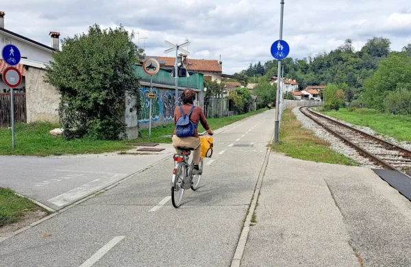 Na kolesarski stezi med Šempetrom pri Gorici in Novo Gorico sta mlada roparja v začetku avgusta iz rok 
mladoletnikov iztrgala dve električni kolesi v skupni vrednosti 12.000 evrov in se odpeljala.