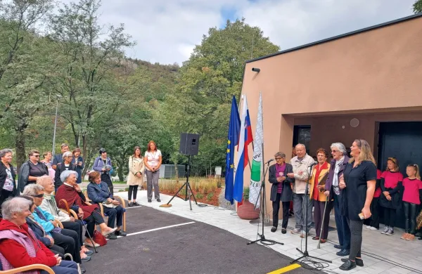Andrej Batič, Anica Uršič, Jožica Brus  in Dušica Ristič  iz hiše dobre 
volje Nova Gorica in  Miren so z animatorko Tino Krog uporabnike 
razveselili s himno dobrovoljcev in jim predali štafeto.  