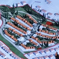 Nova stanovanjska soseska bi bila umeščena med Srebrničevo 
ulico in Razgledno potjo. 