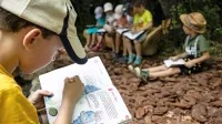 Otroci imajo nalogo, da poiščejo skrivne pečate in rešijo škratji 
urok.