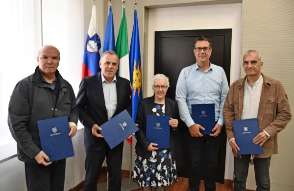 Neva Zajc, motor Primorskega poletnega festivala, med župani: z 
leve Đenio Zadković (Piran), Danilo Markočič (Izola), Aleš Bržan 
(Koper) in Gregor Strmčnik (Ankaran). 