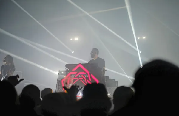 Carpenter Brut je v Kinu Šiška predstavil koncizno zastavljen 
repertoar, brez improvizacij in brez bonus dodatka. 