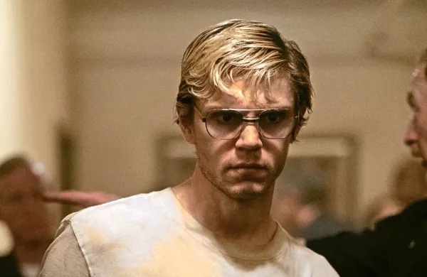 Evan Peters, stari prijatelj Ryana Murphyja (American Horror 
Story), je postregel z odlično, prepričljivo igro, ki niha med 
“krotkostjo” in agresivnimi izbruhi.