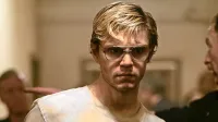 Evan Peters, stari prijatelj Ryana Murphyja (American Horror 
Story), je postregel z odlično, prepričljivo igro, ki niha med 
“krotkostjo” in agresivnimi izbruhi.