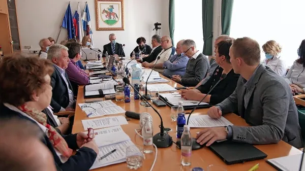 Na čelu pivške občine bo najverjetnje že sedmi mandat zapored ostal Robert Smrdelj, karte pa bi se lahko bolj premešale v občinskem svetu.