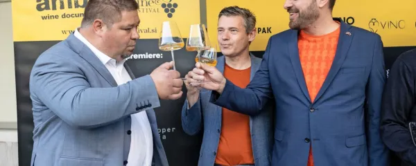 Akterji dokumentarca Call it Amber (z leve): vinar Saša Radikon, publicist Simon J. 
Woolf in režiser Andraž Fištravec.