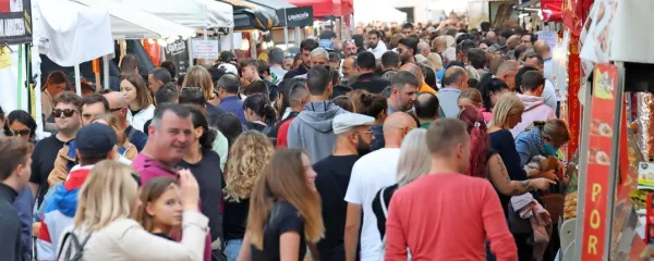 Okuse na meji je v prvi pokoronski izvedbi v štirih dneh obiskalo 
kar pol milijona ljudi.