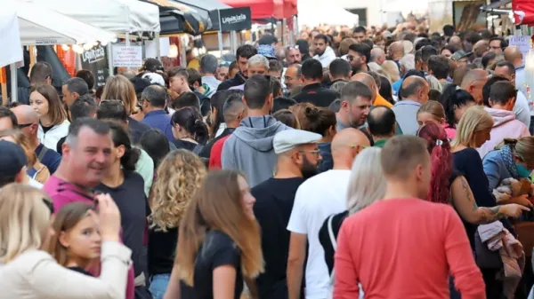 Okuse na meji je v prvi pokoronski izvedbi v štirih dneh obiskalo 
kar pol milijona ljudi.