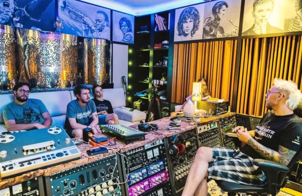 Člani zasedbe Hei'An s producentom Matejem Gobcem v njegovem 
The Cosmosonic Studios 