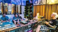 Člani zasedbe Hei'An s producentom Matejem Gobcem v njegovem 
The Cosmosonic Studios 