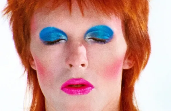 David Bowie, neprekosljivi glasbeni kameleon, bi verjetno užival v 
psihedeličnem filmskem kolažu Bretta Morgena.