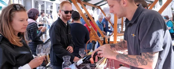 Obiskovalci so se radi zadržali na stojnicah z vini. Na sliki stojnica 
Kleti Brda, obiskovalci pa sta se predstavila tudi Vinakoper in 
Vinakras.  