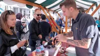 Obiskovalci so se radi zadržali na stojnicah z vini. Na sliki stojnica 
Kleti Brda, obiskovalci pa sta se predstavila tudi Vinakoper in 
Vinakras.  