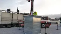  En podzemni ekološki otok bo ob Titovi cesti pri pokopališču, 
kamor je izvajalec včeraj že pripeljal podzemne zabojnike, drugi 
pa na Volaričevi ulici.