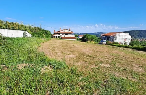 Eno od ponujenih zemljišč v Sv. Antonu