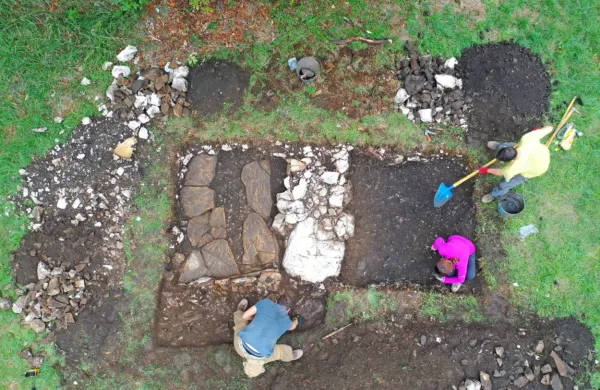 Pod travnato rušo so arheologi našli rimske novce, del amfore in 
rimskodobni objekt s tlakom.  