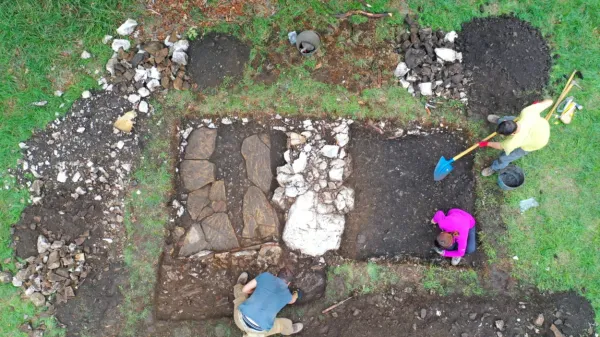 Pod travnato rušo so arheologi našli rimske novce, del amfore in 
rimskodobni objekt s tlakom.  