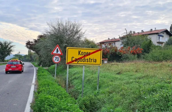 Ob Istrski cesti med pokopališčem Škocjan in Bertoki se širi 
značilen vonj po fekalijah.