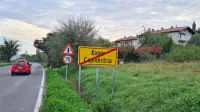 Ob Istrski cesti med pokopališčem Škocjan in Bertoki se širi 
značilen vonj po fekalijah.