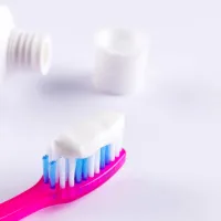 Nanodelce titanovega dioksida dodajajo tudi zobnim pastam in 
drugim izdelkom v kozmetični industriji.