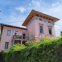 Secesijska Vila Napoli v Portorožu po obnovi fasade, lesenega napušča in štukaturnega okrasja 
