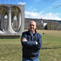 Ivan Simčič na hribu Svobode v Ilirski Bistrici pred spomenikom Prekomorskim 
enotam in cerkvijo Sv. Petra.