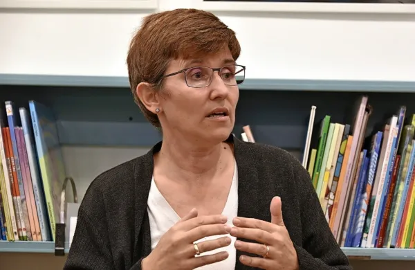 Dr. Martina Ozbič pravi, da je v Italiji jezikovni pritisk večinskega 
jezika ogromen.