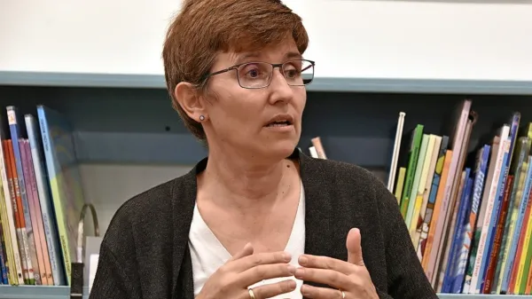 Dr. Martina Ozbič pravi, da je v Italiji jezikovni pritisk večinskega 
jezika ogromen.