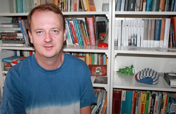 Andraž Rožman je bil sinoči gost uvodnega večera 60. sezone Slovenskega kluba v Slovenskem knjižnem 
središču v Trstu, kjer sta se z njim pogovarjala Martin Lissiach in Jana Pečar.    