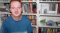 Andraž Rožman je bil sinoči gost uvodnega večera 60. sezone Slovenskega kluba v Slovenskem knjižnem 
središču v Trstu, kjer sta se z njim pogovarjala Martin Lissiach in Jana Pečar.    
