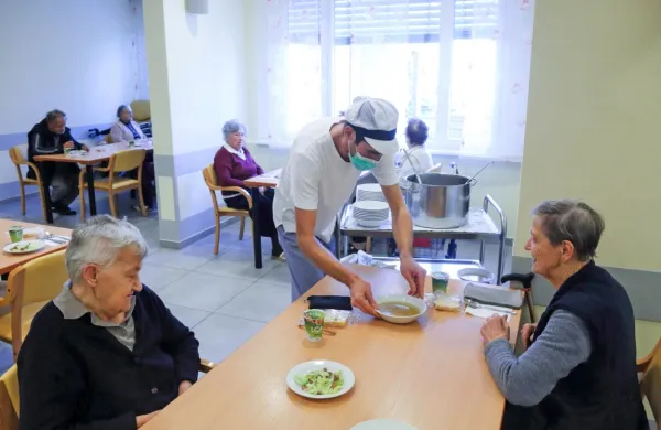 V domovih starejših pričakujejo pomoč države, saj bo v nasprotnem primeru breme plačila višjih oskrbnin za stanovalce in njihove svojce ogromno.