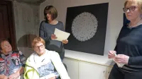 Ustanoviteljica DKIČ Andra Marinko (desno) je muzejski kustosinji 
Mirjam G. Bogataj izročila tri darila čipkaric, ki ohranjajo klekljarsko dediščino prihodnosti.  