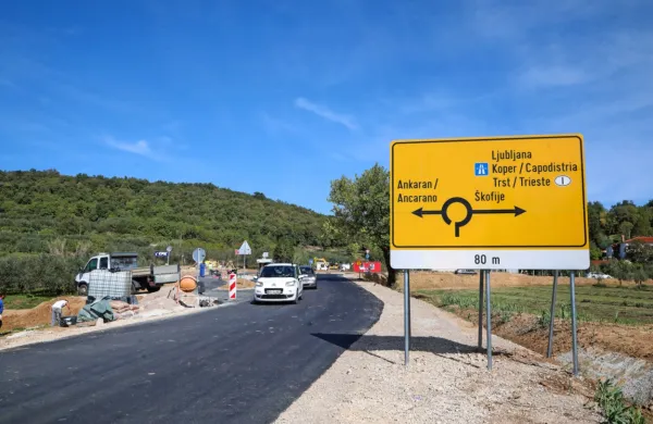 Ob Železniški cesti je po novem tudi usmerjevalna tabla. 