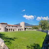 Brezhibni panoramski posnetek  Ajdovske Castre. 