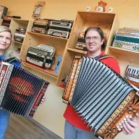 Janja in Aleks Rutar nadaljujeta zgodbo  s harmonikami na avstrijskem Koroškem. 