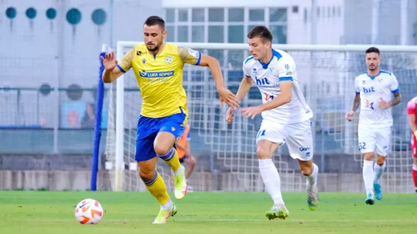 Na prvi medsebojni tekmi so Novogoričani (v belih dresih) doma 
klonili pred Koprčani. Kako bo danes na Bonifiki?