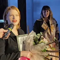 Zmagovalka letošnjega modnega natečaja za mlade Anja Medle (v 
ospredju) in članica strokovne ocenjevalne komisije Matea Benedetti  
