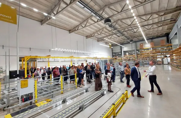 Uradni otvoritvi je sledil ogled  tovarne, v kateri letno proizvedejo 
okrog 215.000  svetil.