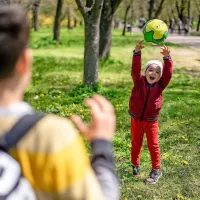 V družinskih sporih je ključno, da se  za otroke čim prej spet vzpostavi varno, predvidljivo življenjsko okolje, 
ki je predpogoj za njihov zdrav psihofizični razvoj.